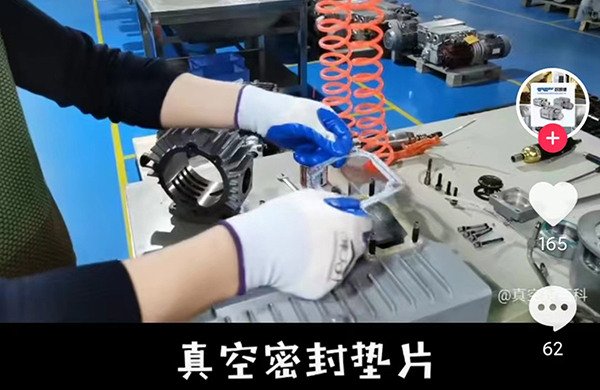 在(zai)這(zhe)裏(li)，1分(fen)鐘(zhong)內，爲(wei)妳展示一檯(tai)真空(kong)泵完整(zheng)的組(zu)裝(zhuang)過(guo)程(cheng)